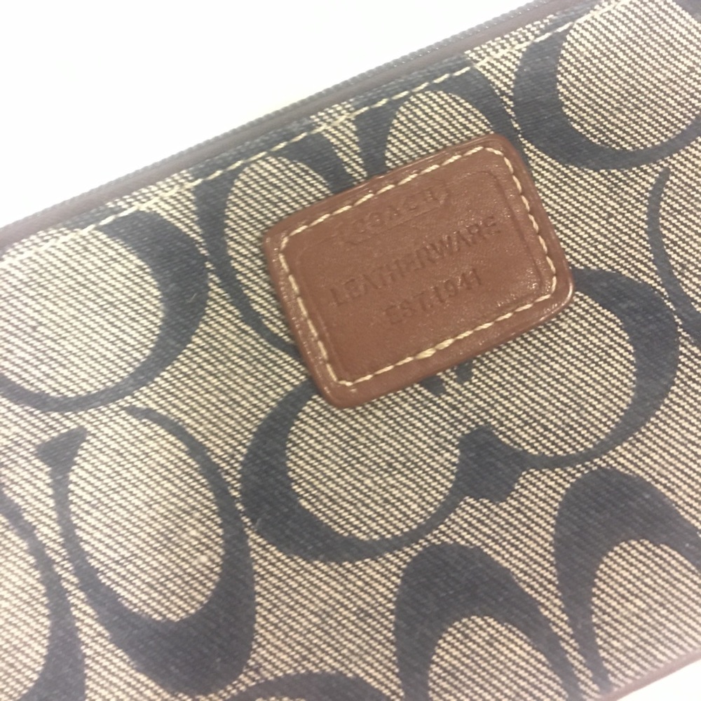COACH WRISTLET, Blue Color, Traditional Pattern - Picture 2 of 4
